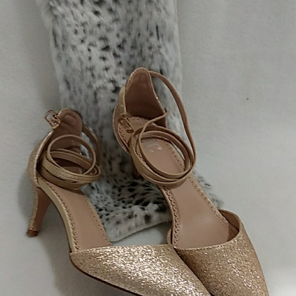 Gold. Pumps